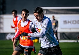 Roman Yaremchuk, en un entrenamiento con el Valencia, en una imagen de archivo.