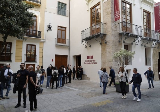 Fachada que muestra el rótulo del Centro de Arte Hortensia Herrero en la calle del Mar.