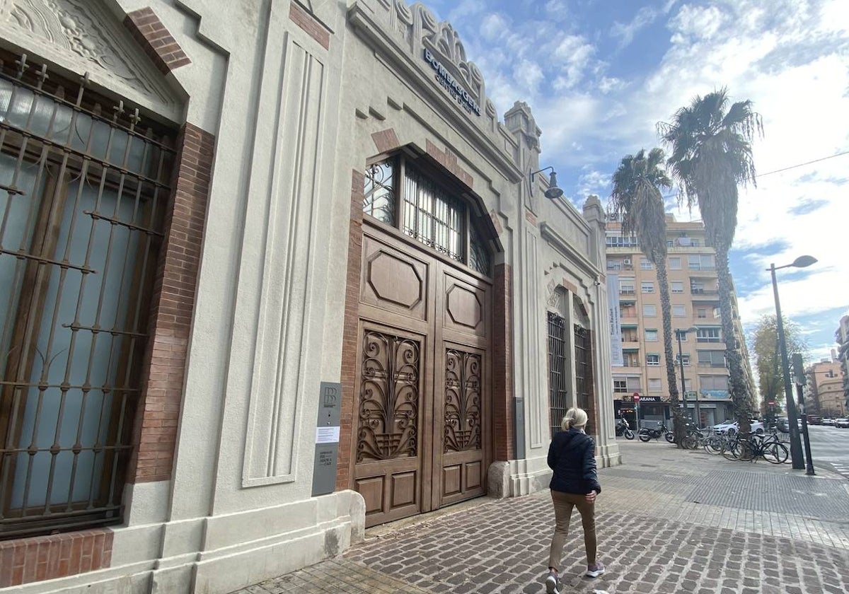 Puerta principal de la sede de Bombas Gens cerrada.