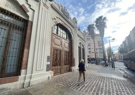 Puerta principal de la sede de Bombas Gens cerrada.