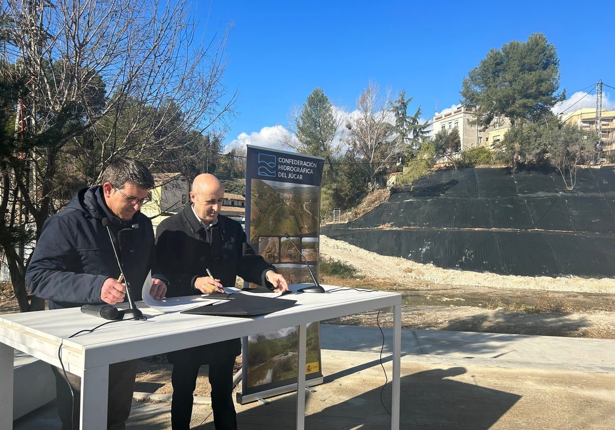 Momento de la firma entre Miguel Polo y Jorge Rodríguez en la zona en la que se actuará.