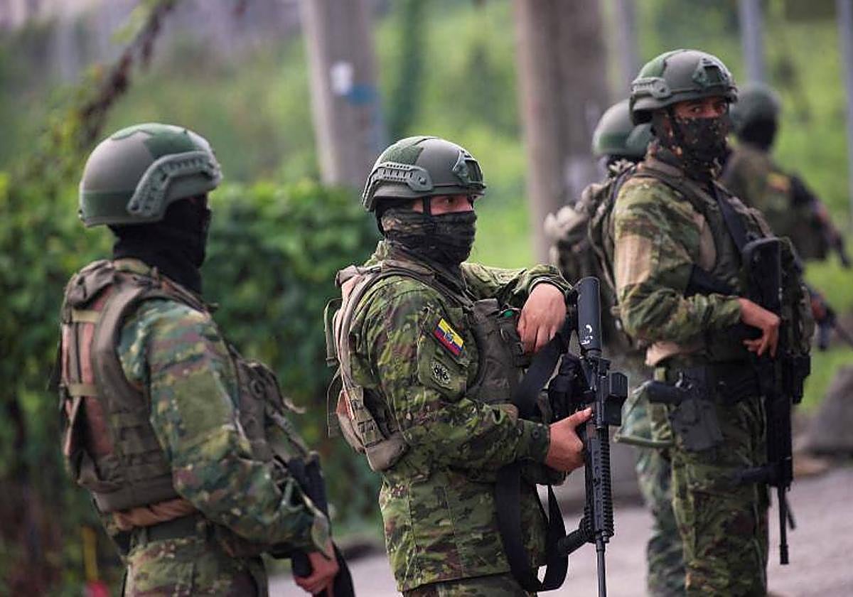 Soldados fuera de la prisión de Guayaquil.