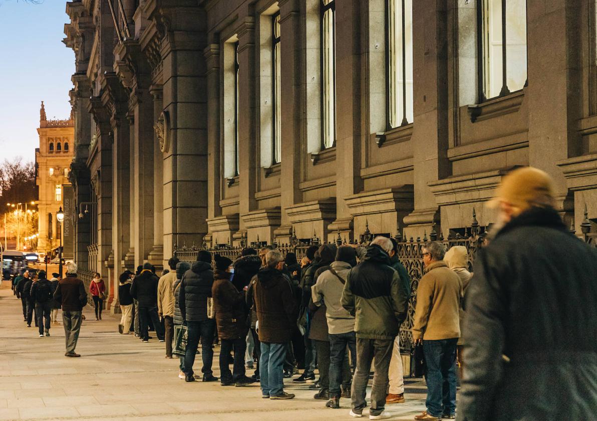 Cola para contratar Letras del Tesoro en el Banco de España en Madrid, en febrero pasado.