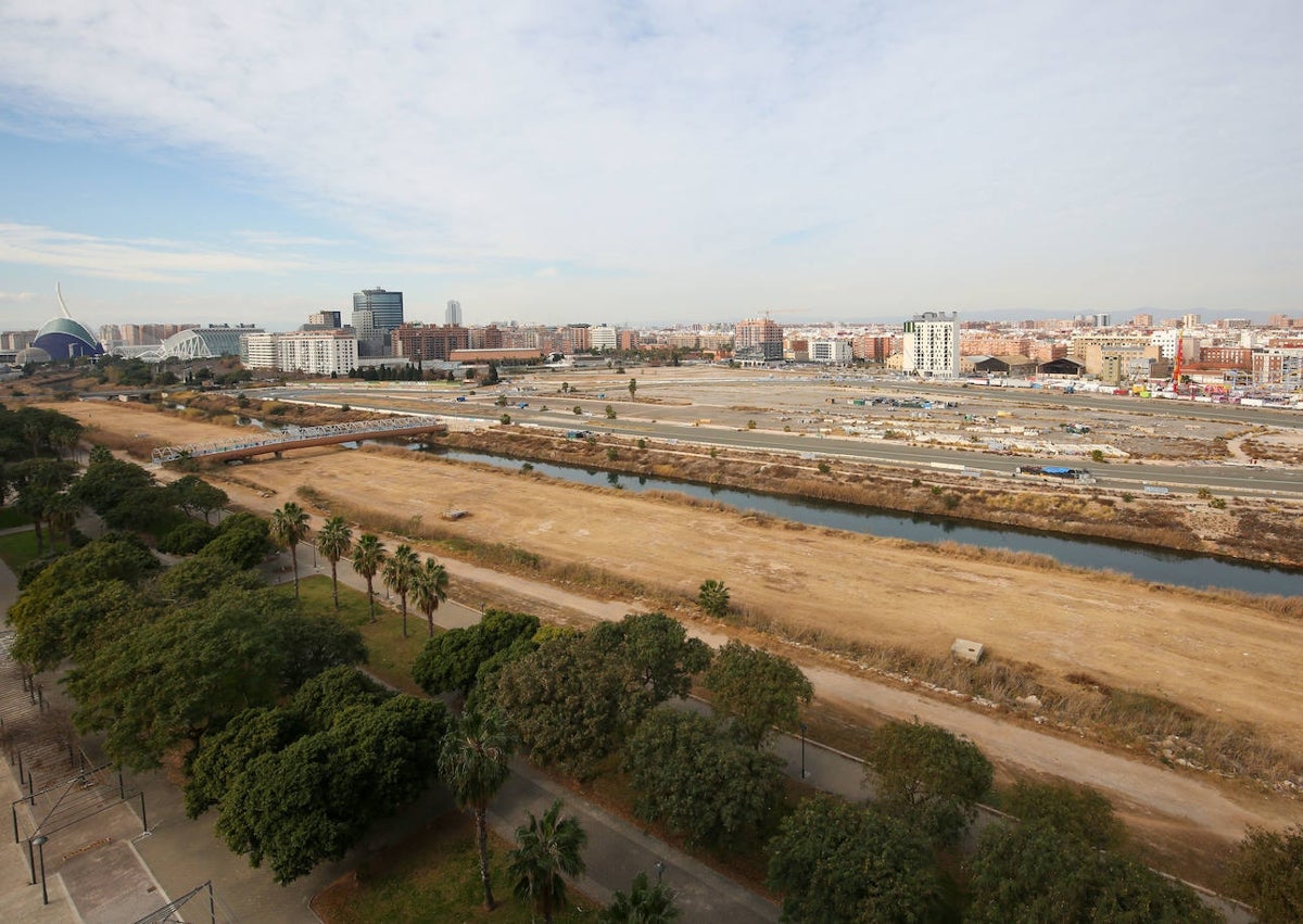 Imagen secundaria 1 - Zona próxima al puerto donde se hará el 'Espai Natzaret', vista general del lecho del río y tramo próximo a la Ciudad de las Artes y las Ciencias, toda la zona que se incluirá en el parque de desembocadura. 