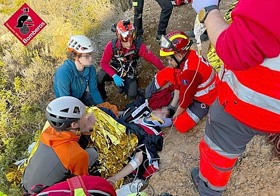 Momento en el que prestan asistencia a uno de los heridos.
