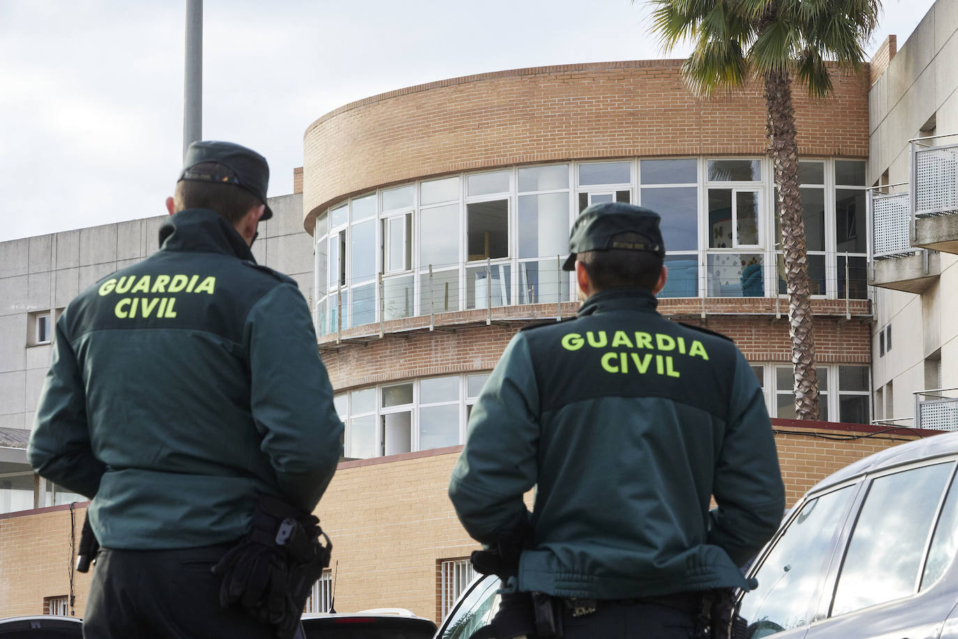 Dos agentes de la Guardia Civil, en el incendio de Moncada, en 2022