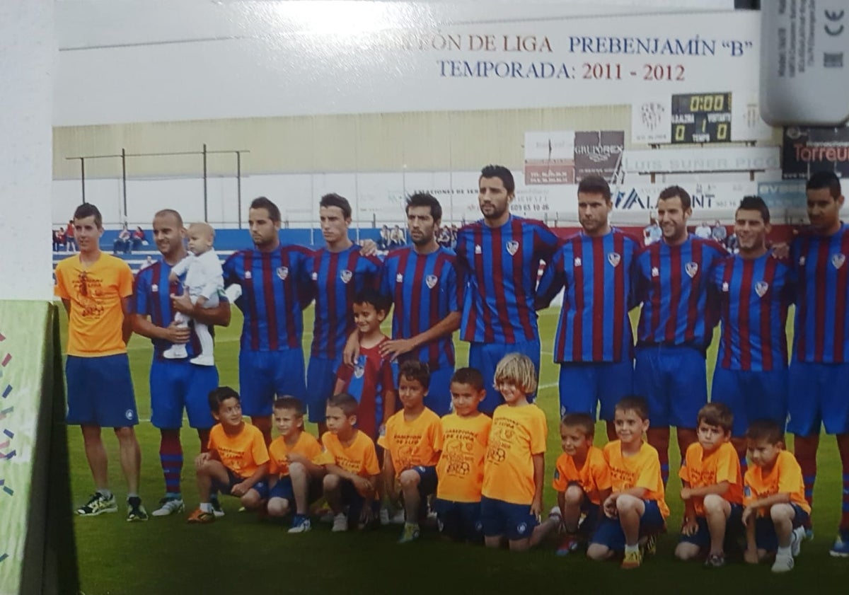 Imagen principal - De niño a hombre, Yarek, con la UD Alzira, equipo donde jugó una temporada antes de fichar por el Valencia.