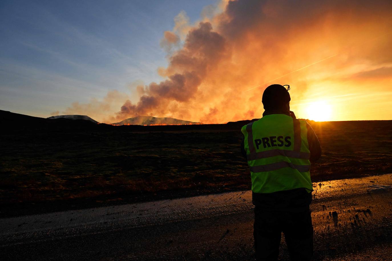 Vuelve a entrar en erupción un volcán en el suroeste de Islandia