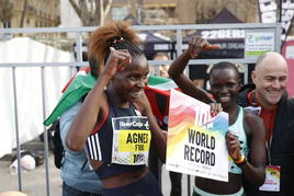 Agnes, sonriendo tras su récord mundial en Valencia.