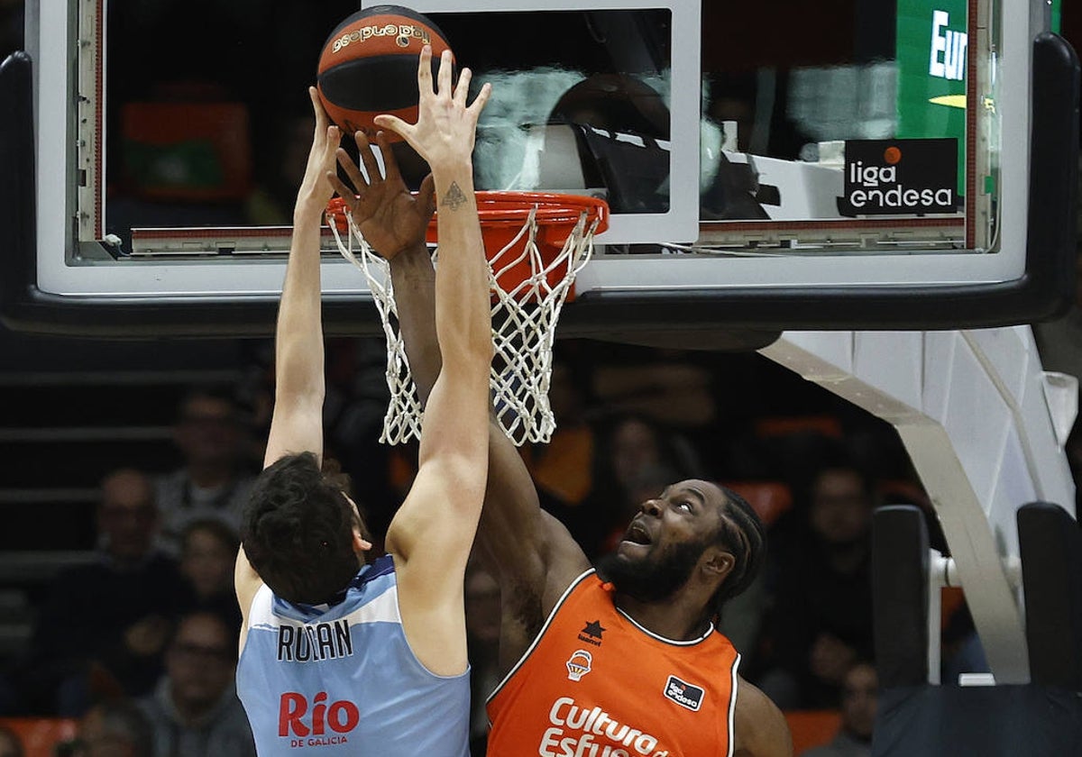 Ojeleye salta a taponar un tiro de Rudan.