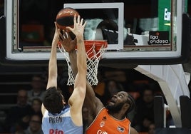 Ojeleye salta a taponar un tiro de Rudan.