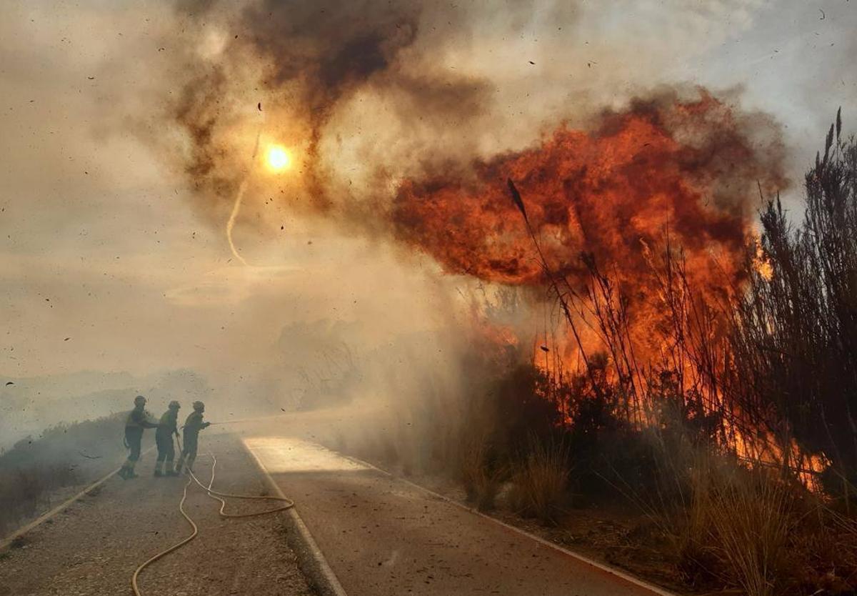 Bomberos, este domingo, sofocando el incendio.