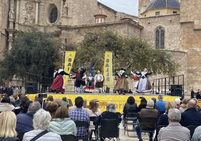 Público asistente al otro acto matinal de Balls al Carrer, en la plaza de la Virgen.