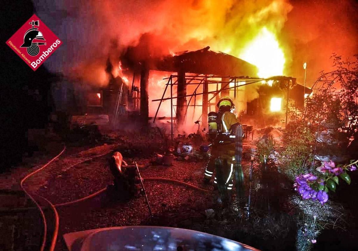 Los bomberos tratan de apagar el incendio.