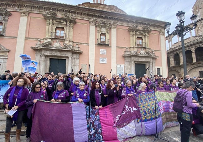 Actuación del grupo 'Dona veu', en la plaza de la Virgen.