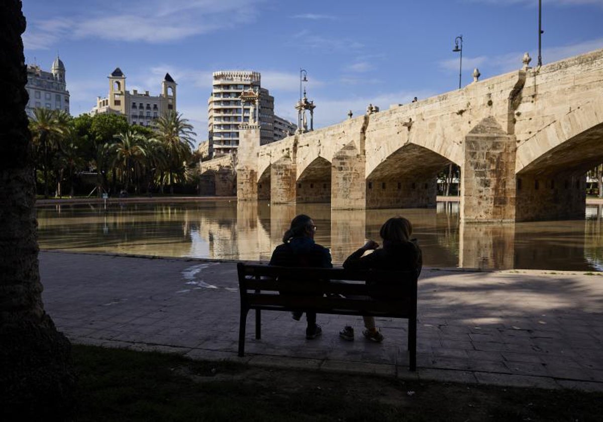 Uno de los estanques ya construidos en el jardín del Turia.