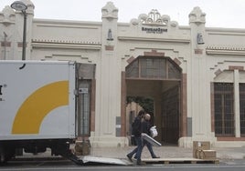 Dos operarios descargan cajas de un camión en la puerta de Bombas Gens.