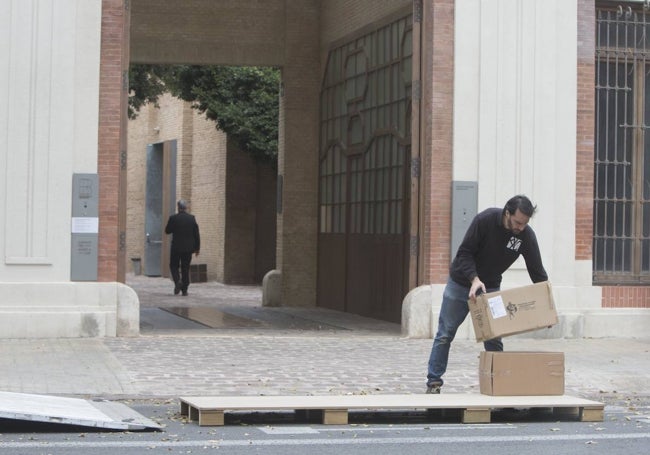 Un operario prepara las cajas para dejarlas en Bombas Gens.