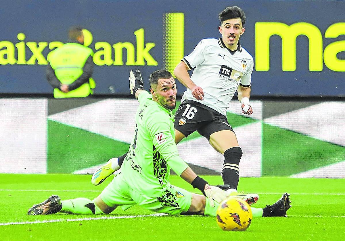 Diego López, en la acción de su gol ante el Cádiz, superando a Conan Ledesma.