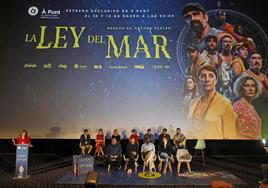 El elenco de la serie de «La ley del mar» durante el acto de presentación.