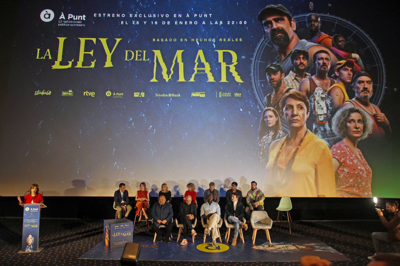 El elenco de la serie de «La ley del mar» durante el acto de presentación.