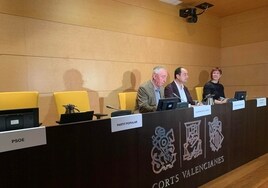 Sillas vacías del PSPV y PP en la cita convocada por Compromís para hablar con Juristes sobre el derecho civil valenciano, este lunes en Les Corts.