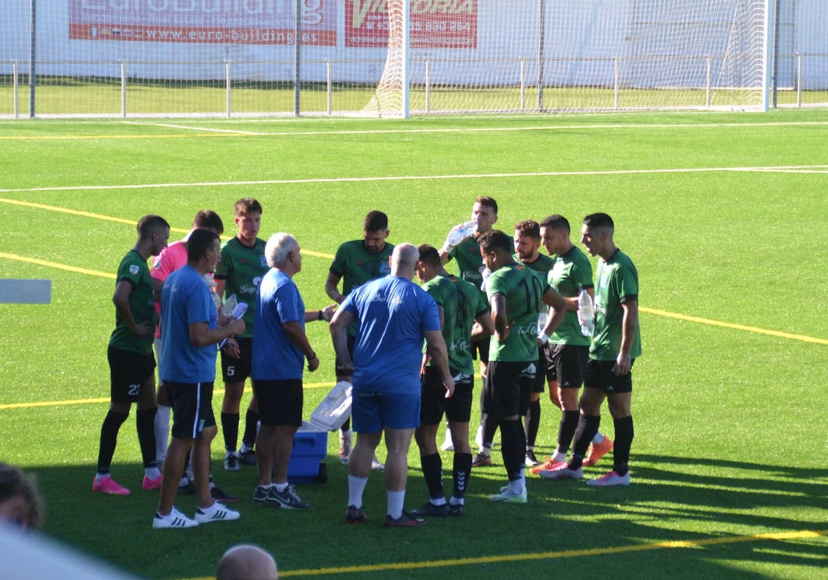 Jugadores de la UD Calpe rodeando a su técnico.