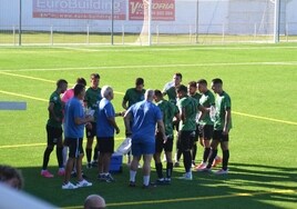 Jugadores de la UD Calpe rodeando a su técnico.