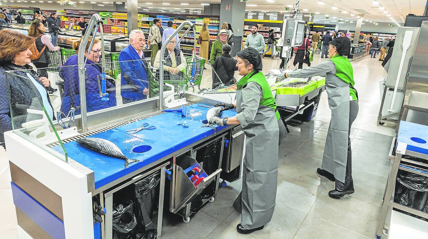 Trabajadoras de la sección de pescadería atienden a unos clientes en una imagen de archivo.