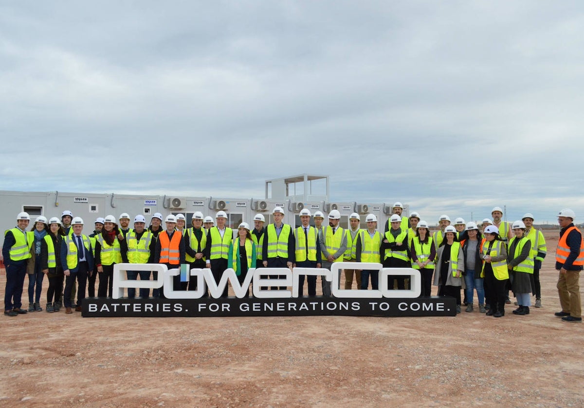 Trabajadores en los terrenos de PowerCo en Sagunto.