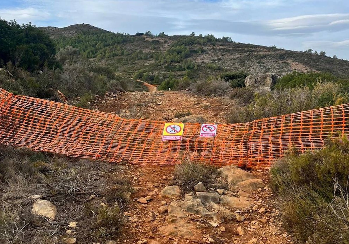 Acceso cerrado al paso en el ámbito del PAI Medina Llíber por el que querían pasar.