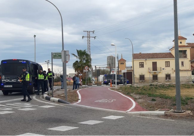 Un control policial en una rotonda en La Punta.