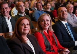 La diputada Natalia Enguix (de rojo), junto a Mompó en la presentación del Pla Obert.