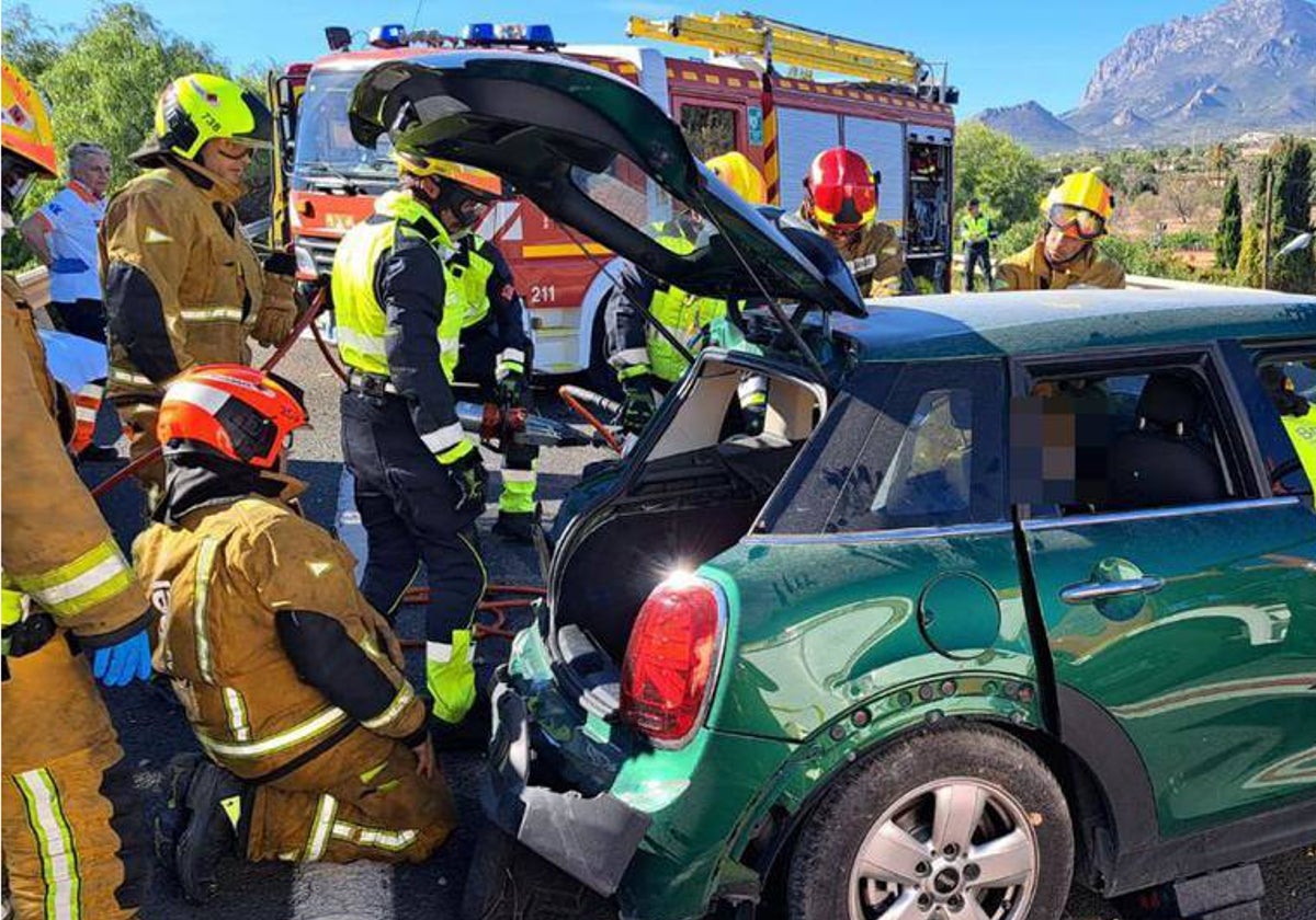 Imagen de archivo de una actuación de los bomberos en un accidente.