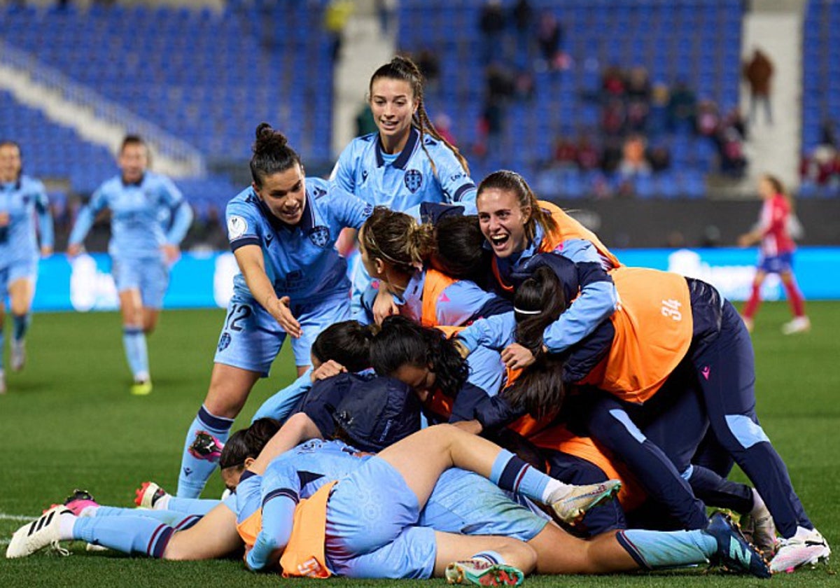 El equipo celebrando el gol de Gabi Nunes