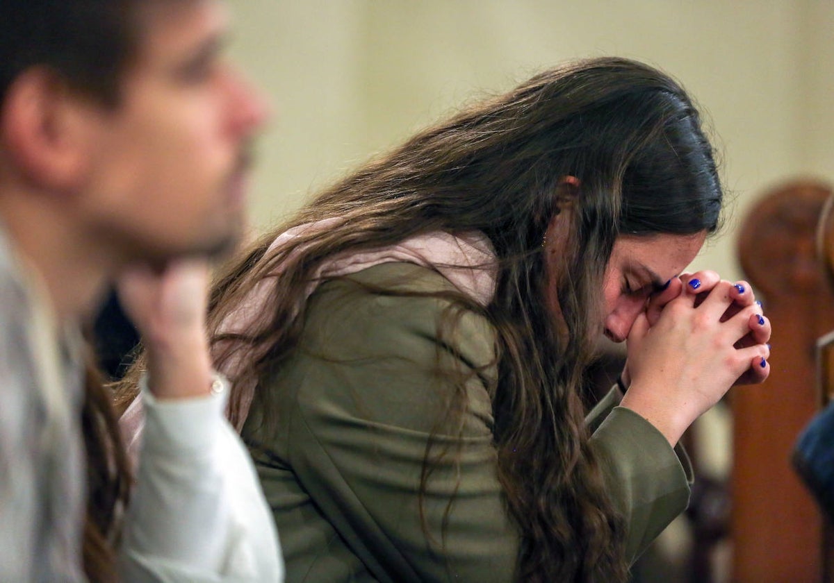 Una joven en oración durante una de las horas santas que el movimiento católico Hakuna organiza entre universitarios de Valencia.