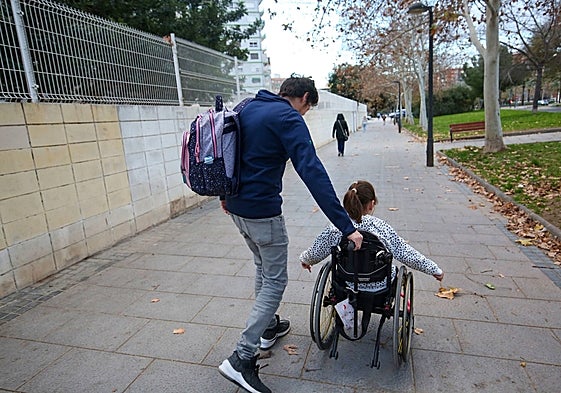 Francisco y Valentina, alumna del centro, a la salida.