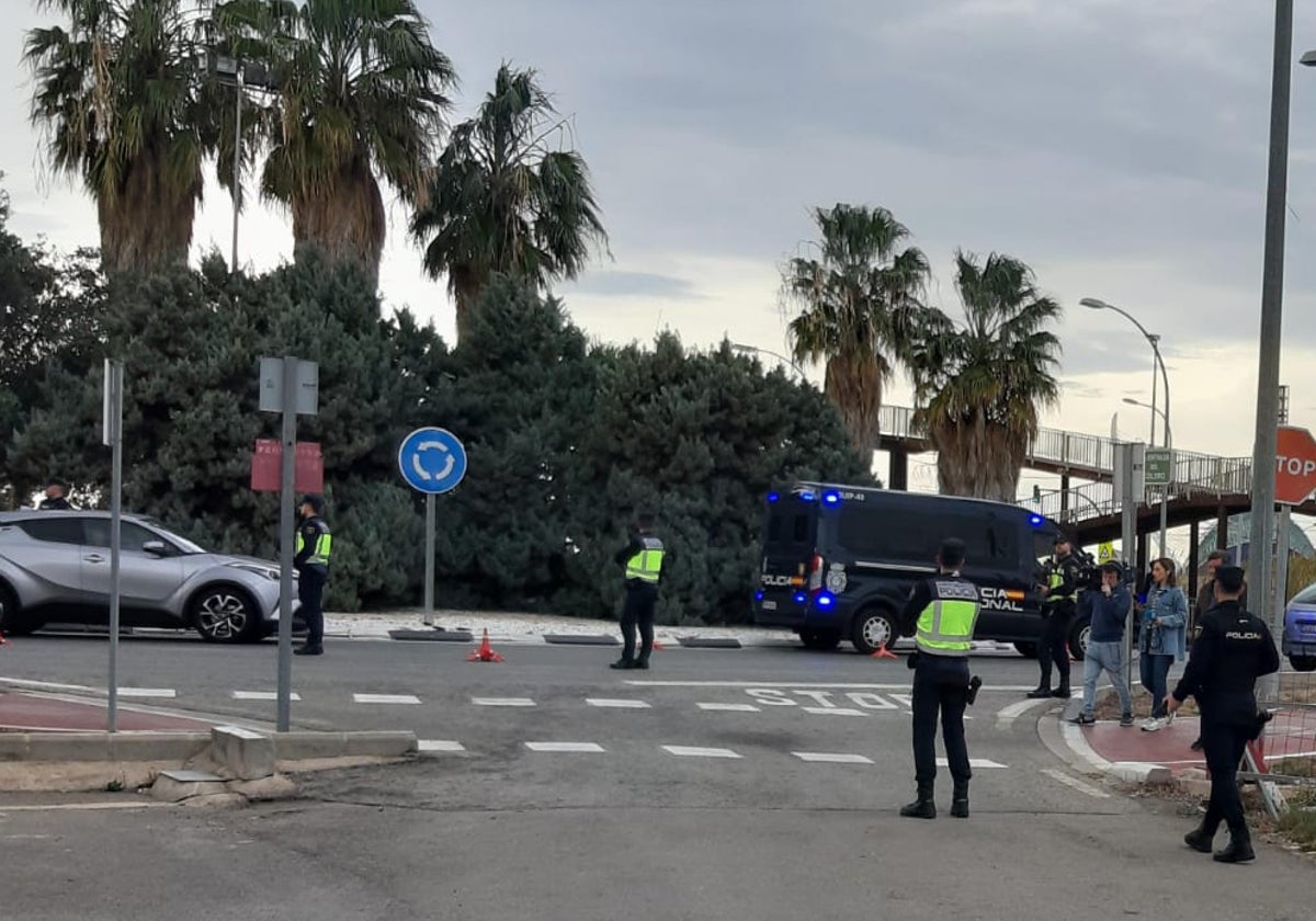 Un control de la Policía en una rotonda de La Punta.