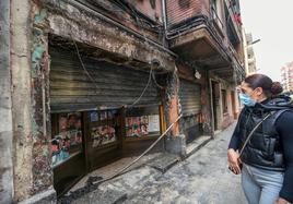 Una mujer observa los daños causados por el incendio ocurrido el pasado lunes en Orriols.