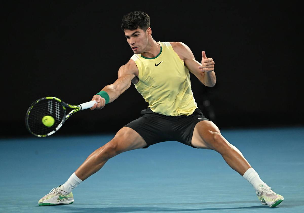 Alcaraz durante un lance del juego frente a Gasquet.