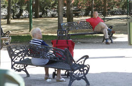 Dos pensionistas en un parque público.