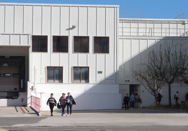 Un grupo de trabajadoras a la salida de su turno.