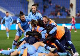 El equipo celebrando el gol de Gabi Nunes