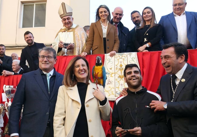 La alcaldesa de Valencia, María José Catalá, con un guacamayo.