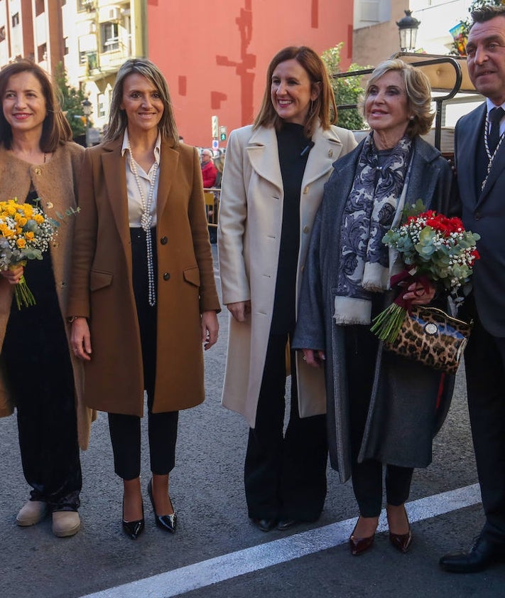 Imagen secundaria 2 - Falleras mayores de Valencia 2024 y autoridades.