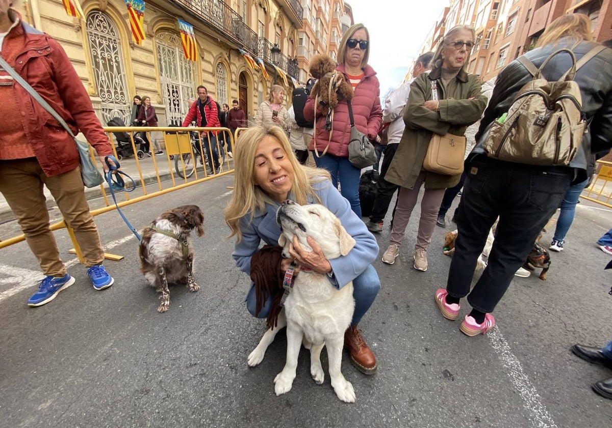 Imagen principal - Marta Torrado, Sandra Gómez, Nuria Llopis y Fernando Giner, con sus mascotas,