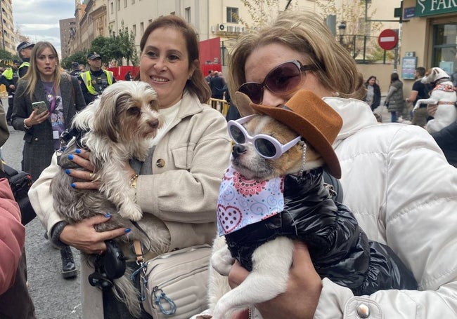 María José Pellicer, con su perrita Nina.