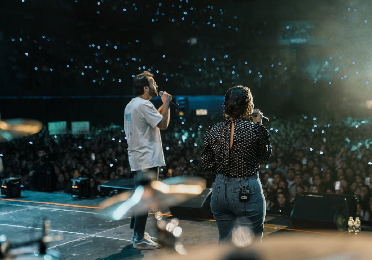 Imagen principal - El reciente llenazo en el WiZink madrileño, portadas de discos sin los iconos cristianos más tradicionales o una eucaristía en una playa, imágenes nuevas que deja el movimiento católico Hakuna.