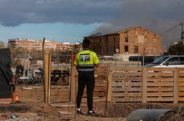 El empleado de un desguace cercano observa el humo saliendo de la alquería de Volante.