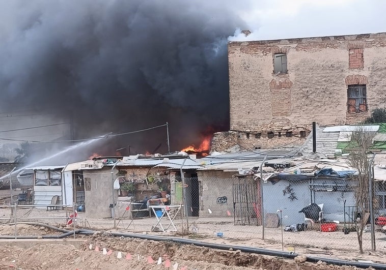 Las llamas devoran el asentamiento chabolista junto a la alquería abandonada de San Marcelino.